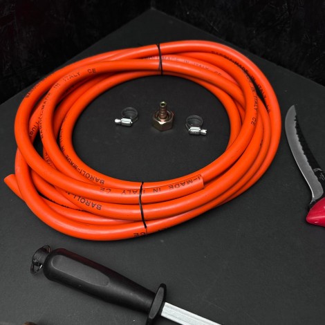 Set macelarie 7 piese, Arzator Nurgaz, Toporisca, 3 Cutite, pila ascutit si furtun gaz 5m cu accesorii, cutite rosii