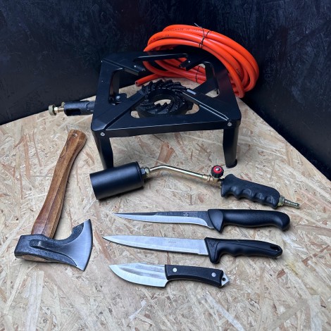 Set macelarie 7 piese, Toporisca, Arzator, Pirostrie 30x30cm Furtun gaz, 3 Cutite otel inox, ideal camping