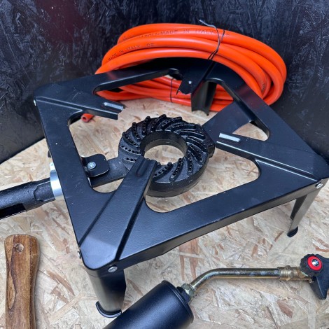 Set macelarie 7 piese, Toporisca, Arzator, Pirostrie 30x30cm Furtun gaz, 3 Cutite otel inox, ideal camping