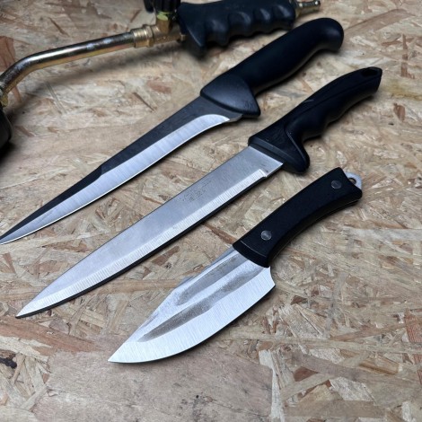 Set macelarie 7 piese, Toporisca, Arzator, Pirostrie 30x30cm Furtun gaz, 3 Cutite otel inox, ideal camping