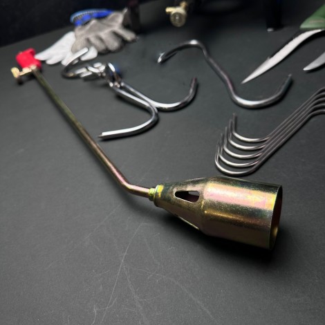 Set macelarie 18 piese, Arzator 70cm, Pirostrie 40x40cm, 3 Cutite, 7 Carlige diverse modele, manusa macelar si furtun gaz 5m cu accesorii