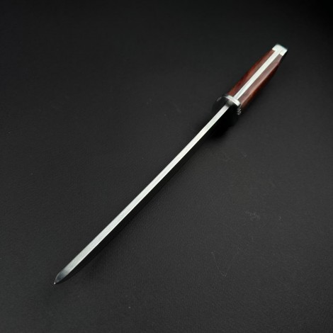 Cuțit camping/survival tip Bowie 35 cm – lamă otel inox, mâner lemn maro, teacă piele gravata dragon FR20