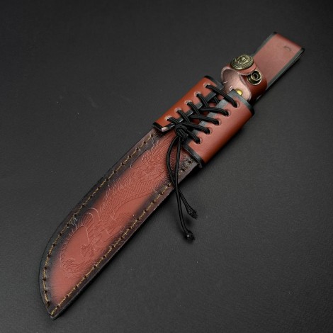 Cuțit camping/survival tip Bowie 35 cm – lamă otel inox, mâner lemn maro, teacă piele gravata dragon FR20