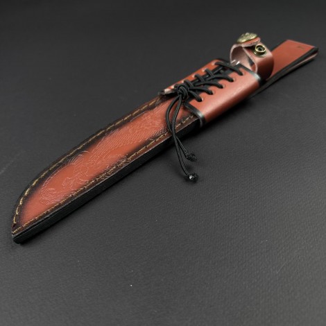 Cuțit camping/survival tip Bowie 35 cm – lamă otel inox, mâner lemn maro, teacă piele gravata dragon FR20