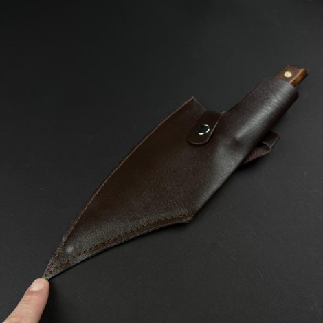 Cutit macelarie tip satar KingGary 28cm, lama curba alungita fier forjat, maner lemn maro, husa piele