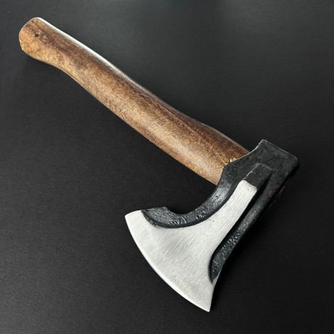 Set camping si gratar 10 piese FeroCut: Toporisca, Tava servire, Tocator, 3x Cutite corn cerb, Ustensile grătar + arzator aprins carbuni