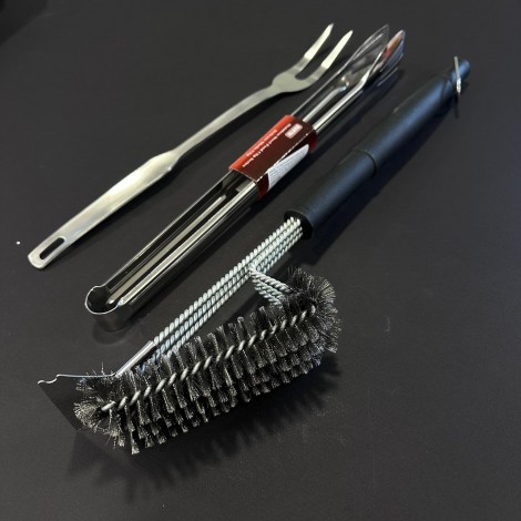 Set camping si gratar 10 piese FeroCut: Toporisca, Tava servire, Tocator, 3x Cutite corn cerb, Ustensile grătar + arzator aprins carbuni