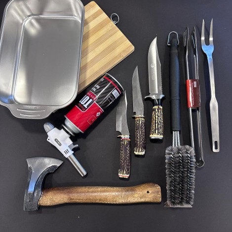 Set camping si gratar 10 piese FeroCut: Toporisca, Tava servire, Tocator, 3x Cutite corn cerb, Ustensile grătar + arzator aprins carbuni