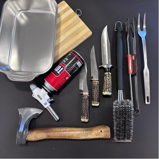 Set camping si gratar 10 piese FeroCut: Toporisca, Tava servire, Tocator, 3x Cutite corn cerb, Ustensile grătar + arzator aprins carbuni