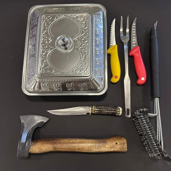 Set camping si gratar 7 piese FeroCut: Toporisca, Tava servire, 2x Cutite macelarie, Cutit corn cerb, Furculita si Perie grătar