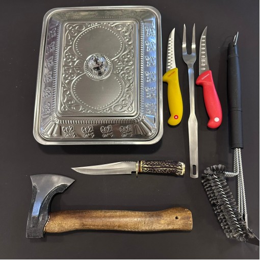 Set camping si gratar 7 piese FeroCut: Toporisca, Tava servire, 2x Cutite macelarie, Cutit corn cerb, Furculita si Perie grătar